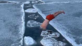 Pria Ini Menikmati Renang di Lautan Es Hanya Bercelana Pendek