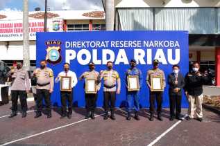 Berhasil Ungkap Kasus Narkoba, 47 Personel Terima Penghargaan Kapolda Riau