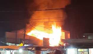 Breaking News, Bangunan Lantai 2 di Jalan Sederhana Hangus Terbakar