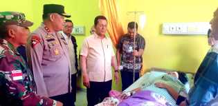 Gubernur Ansar Jenguk Korban Longsor yang Dirawat di RSUD Natuna