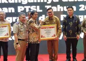 Sekda Natuna Boy Wijarnako Mewakili Pemkab Natuna Menerima Penghargaan Dari Kementerian ATR/BPN