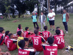 Jelang Pertandingan Perdana Soeratin Cup U-15, Presiden Dales United Pompa Semangat Pemain