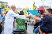 Berbagi Takjil Menjelang Berbuka Puasa Di Jalan Sukajadi, Wali Kota Dumai Ajak Sebarkan Kebahagiaan Ramadhan