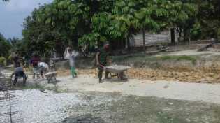 Dengan Semangat TMMD Ke 105 Babinsa Desa Langkan Kodim 0313/KPR Selalu Motivasi Warga Bergotong-Royong