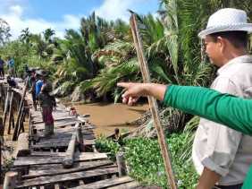 Gerak Cepat, Edy Indra Kesuma dan Masyarakat Perbaiki Jembatan di Dusun Kuala Muda