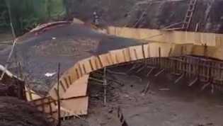 Kerangka Proyek Jembatan Ambruk Dibawa Arus Hujan Deras