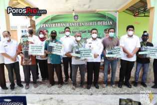 Ansar Ahmad Menyerahkan Bantuan Bibit Durian Kepada Kelompok Tani Bintan