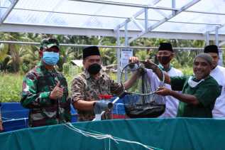 Ketua DPRD Inhil Buka Secara Resmi Panen Perdana Ikan Lele di Ponpes Syekh Abdurrahman Sidiq II