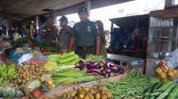 Pelaksanaan Komsos di Pasar, Praka Rahmad Himbau Pedagang Jaga Kebersihan