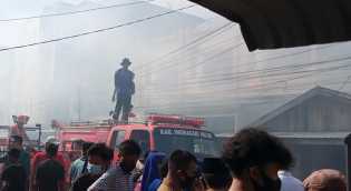 Kebakaran di Jalan H Said, DPKP Inhil Turunkan 4 Mobil Damkar dan 1 Mobil Ambulance