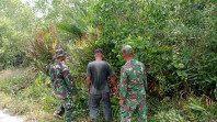 Patroli di Desa Renak, Babinsa Koramil 06 Merbau Menghimbau Masyarakat Untuk Menjaga Keamanan Wilayah dari Karhutla