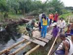Serda Iwan Sahputra Bersama Masyarakat Perbaiki Akses Jembatan Secara Gotong Royong