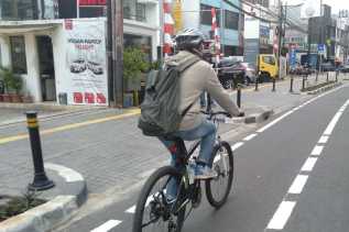 Pengguna Mobil dan Motor Berbagi Jalan dengan Sepeda