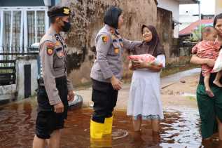 Polres Dumai Sambangi dan Bantu Korban Banjir Rob