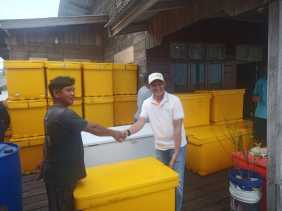 Angota DPR Provinsi, Hadi Chandra Bantu 40 Buah Colbox dan 2 Frezer Untuk Nelayan Natuna
