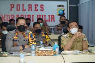 Bupati Inhil Ikuti Video Conference Percepatan Vaksinasi dengan Kapolda Riau