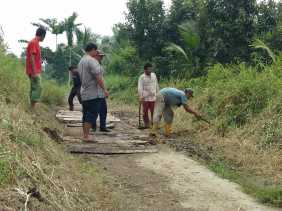 Jalan Lintas di Kecamatan Reteh Diperbaiki