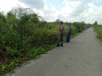 Patroli Rutin Babinsa di RT 9 Cegah Karhutla di Dumai Barat