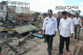 Kunjungi Korban Kebakaran di Desa Sialang Panjang kecamatan Tembilahan Hulu , Bupati H.M Wardan Dan Ketua PMI Inhil Hj. Zulaikhah Wardan Serahkan Bantuan