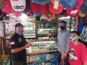 Para Pedagang Terima Masker, Sarung Tangan dan Tempat Cuci Tangan dari LBDH Inhil