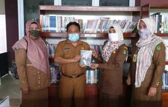 IGI Serahkan Buku Karya Guru di Riau ke DPAD Inhil