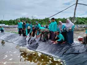 Bersama Dengan Baznas Riau, Babinsa Tabur Udang