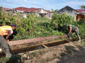 Siaga Banjir, Sertu Sugianto dan Masyarakat Goro Bersihkan Selokan
