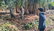 Peltu A. Nababan dan Kopda Ricko Perkuat Patroli Karhutla di Tasik Putri Puyu