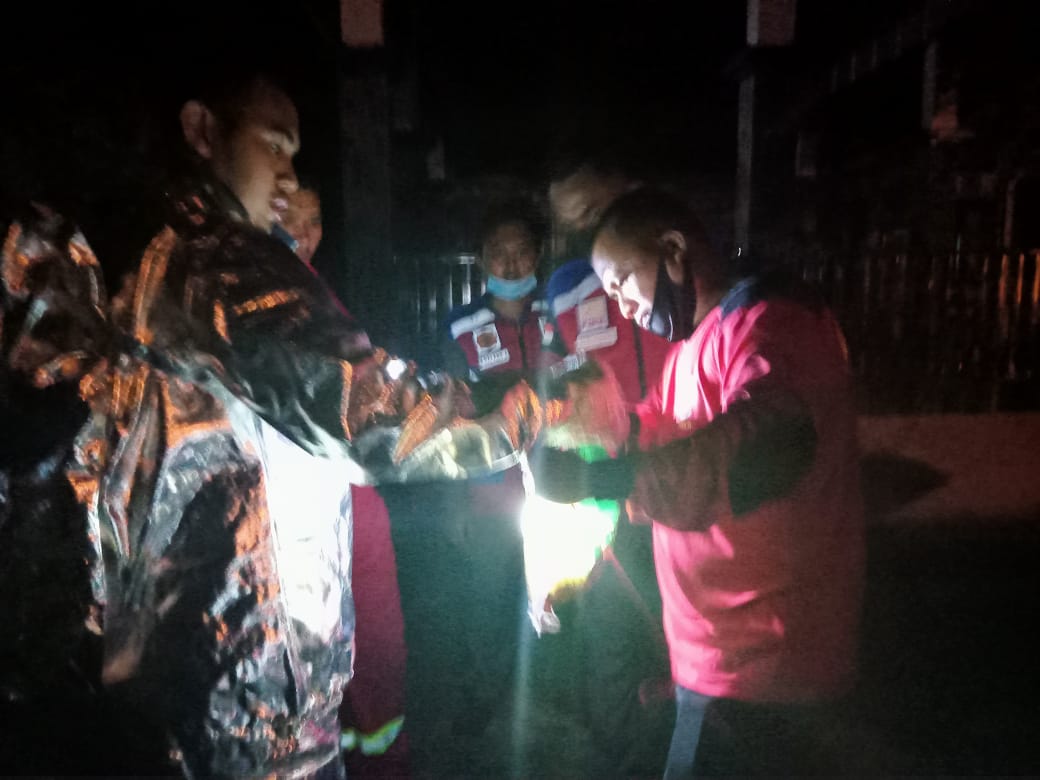 Personil DPKP Evakuasi Sarang Tawon di Rumah Dinas Wakil Bupati Inhil
