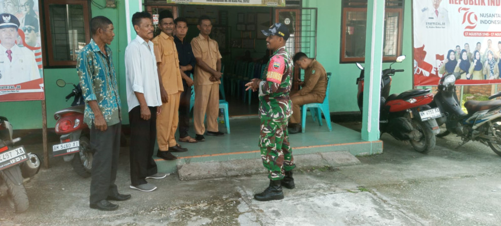 Babinsa Koramil 06/Merbau Pererat Silaturahmi Lewat Komsos di Kampung Pancasila