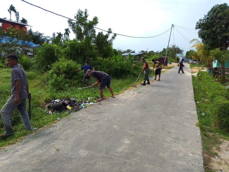 Babinsa dan Warga Bukit Batrem Bersinergi Jaga Kebersihan Lingkungan