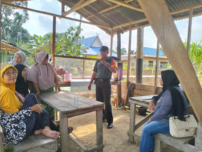 Ciptakan Suasana Aman, Babinsa Koramil 06 Merbau Laksanakan Komsos