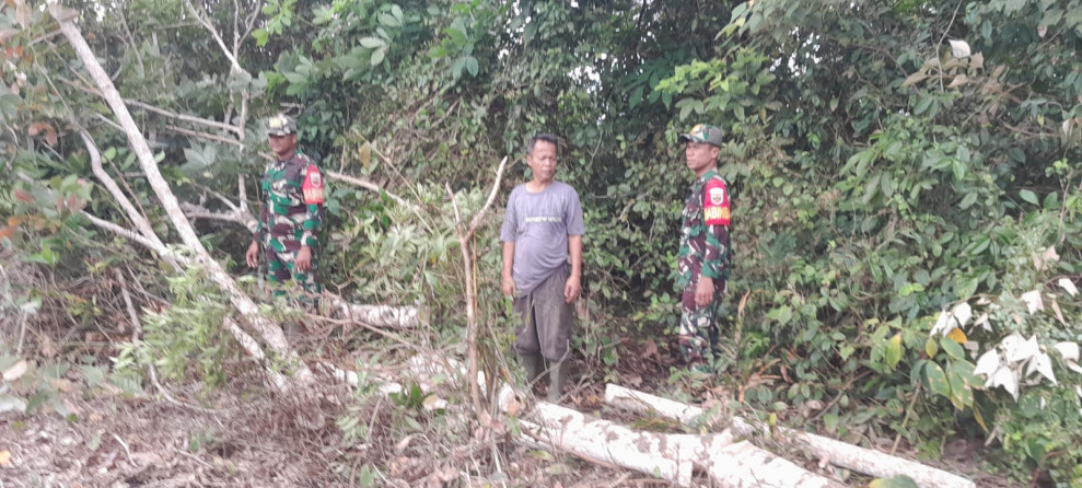 Babinsa Koramil 06/Merbau Beri Himbauan Warga Soal Bahaya Karhutla
