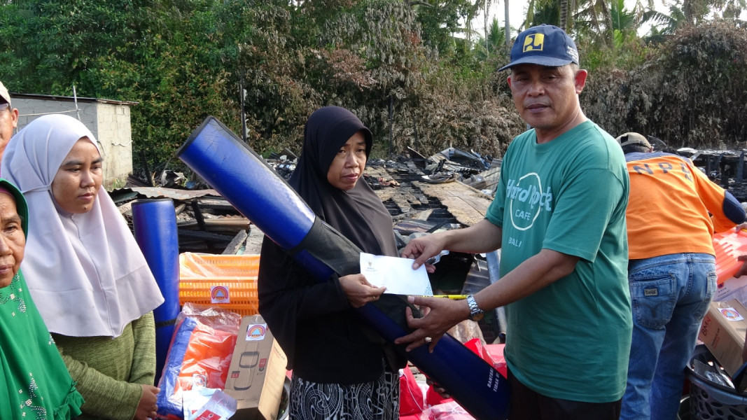 Pj Bupati Inhil Berikan Bantuan Kepada Masyarakat Suhada 2 Yang Menjadi Korban Kebakaran