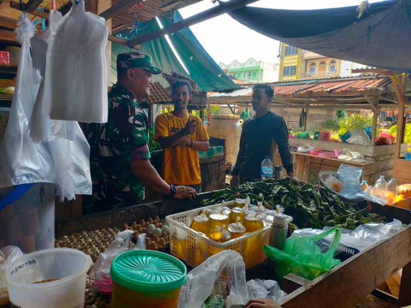 Babinsa Koramil 06/Merbau Jalin Silaturahmi dengan Pedagang Pasar Suka Ramai