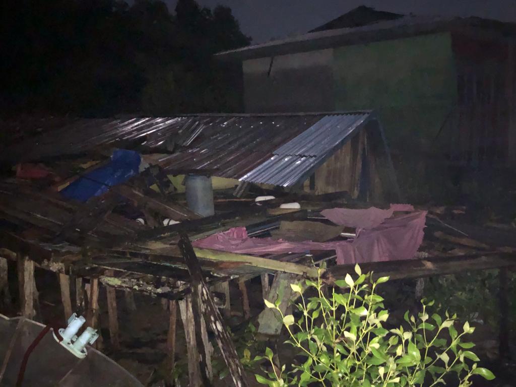 Satu Unit Rumah Warga Desa Kuala Patah Parang Ambruk Diterpa Angin