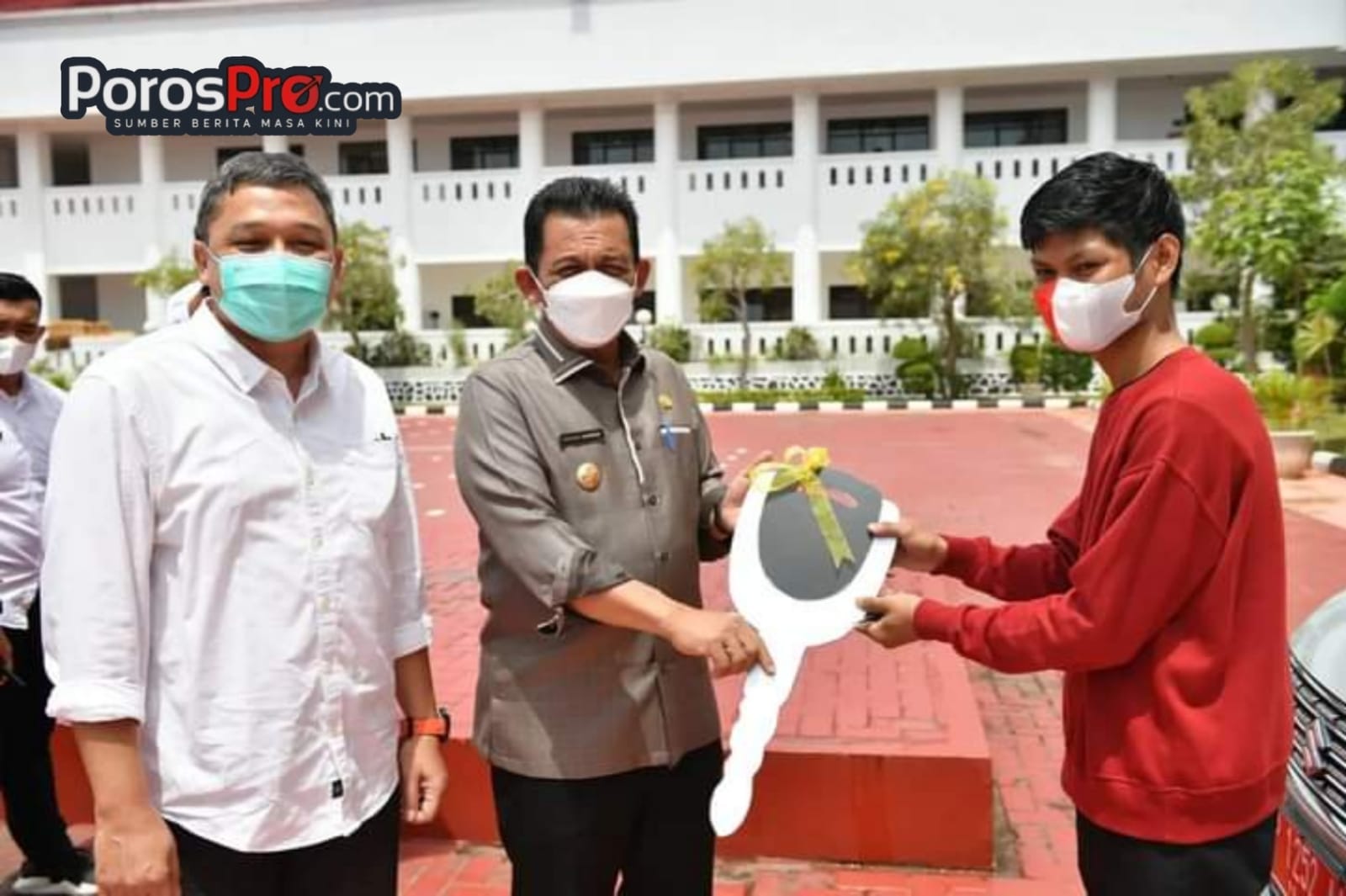 Gubernur Ansar Serahkan Bantuan 4 Unit Kendaraan Operasional Untuk 3 Yayasan di Tanjungpinang