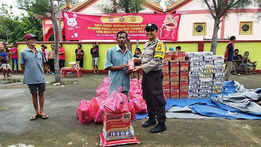 Hari Raya Imlek, Polres Bengkalis Amankan Penyerahan Bantuan Sembako Kepada Keluarga Budhis