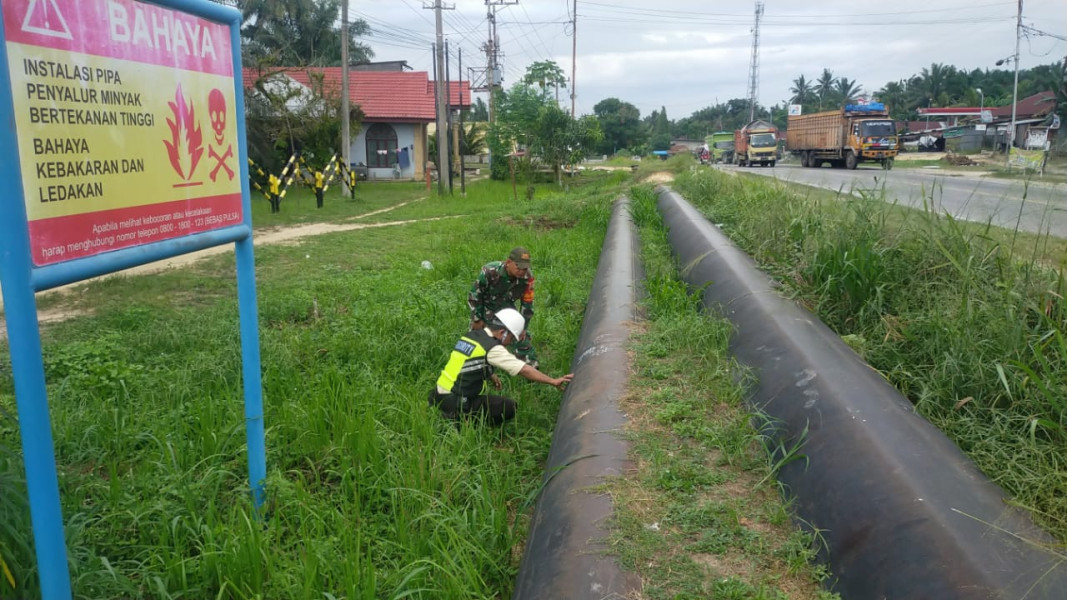 Tim Koramil 02 dan Security Pertamina Laksanakan Pemantauan Cegah Kebocoran Pipa Minyak