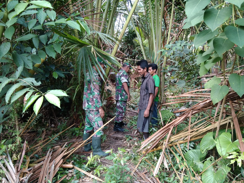 Babinsa Koramil 06/Merbau Gelar Patroli dan Komsos di Desa Dedap