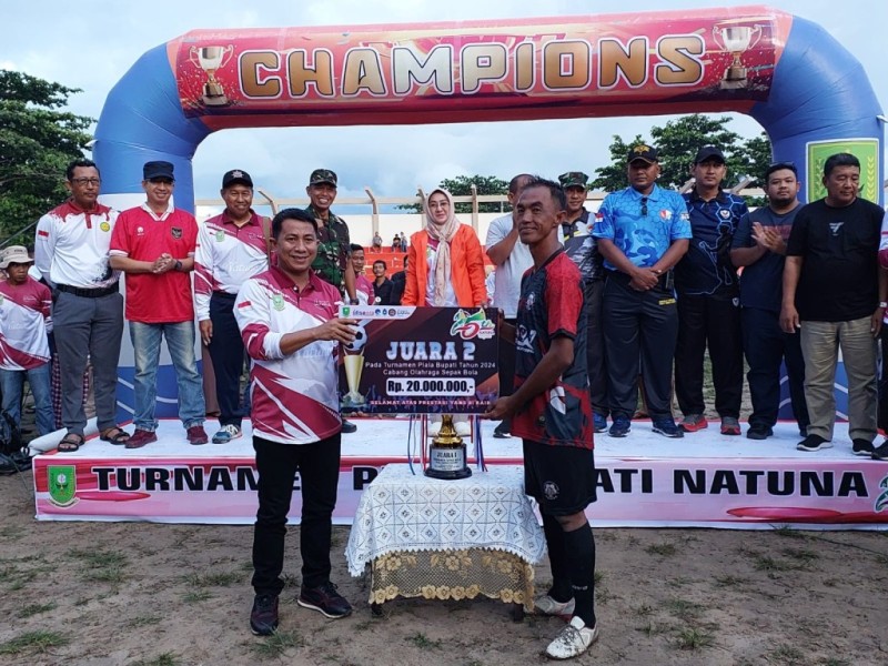 Ketua DPRD Natuna Hadir Dalam  Laga Final  Piala Bupati Di Lapangan Sri Srindit