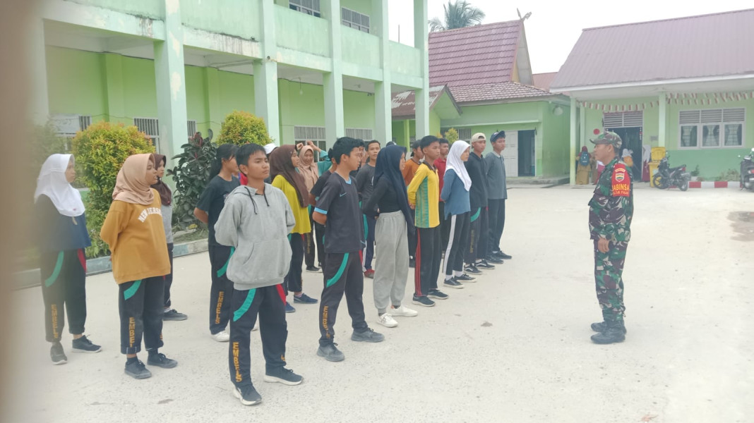 Babinsa Koramil 01/Dumai Bina Karakter Siswa SMPN 14 Dumai dengan Pelatihan PBB