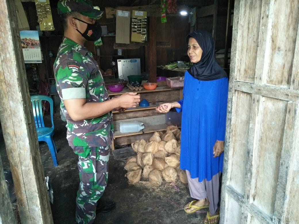 Datangi Pasar Pulau Payung, Sertu Heriyanto Ajak Masyarakat Peduli Terhadap Prokes