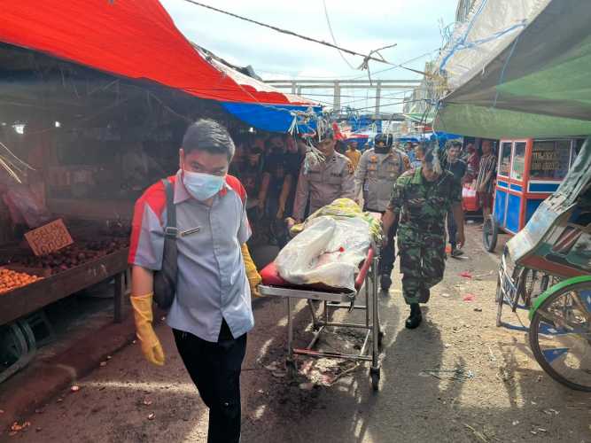 Seorang Pria Terbaring Tak Bernyawa di Eks Pasar Terapung Tembilahan