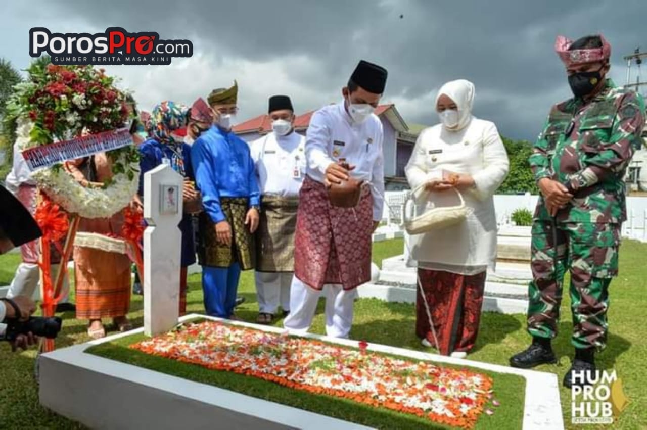 H Ansar Ahmad dan Hj Marlin Agustina Ziarah Tabur Bunga ke Makam Pejuang Provinsi Kepri
