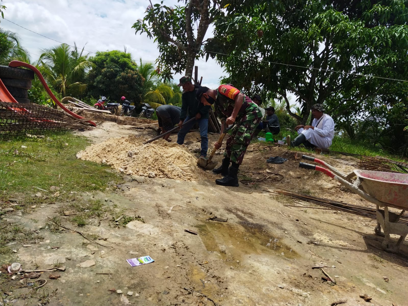 Sertu Abu Kasim Perbaiki Jembatan Bersama Masyarakat