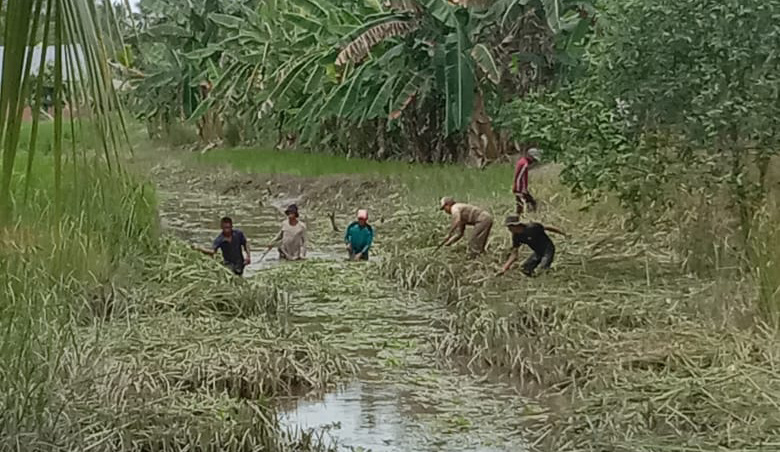 Warga Tanjung Harapan Rutin Bersihkan Anak Sungai