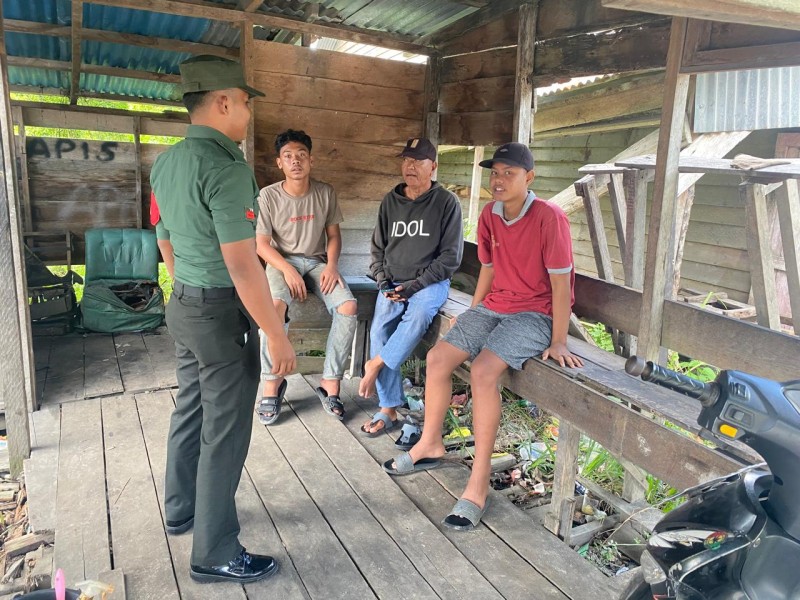 Babinsa Koramil 06/Merbau Ingatkan Warga Kampung Pancasila Pentingnya Gotong Royong
