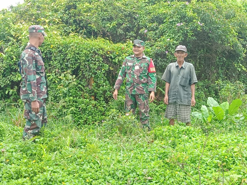 Sertu Muzainudin dan Praka Yudi Armatria Gencar Patroli dan Edukasi Karhutla di Desa Semukut