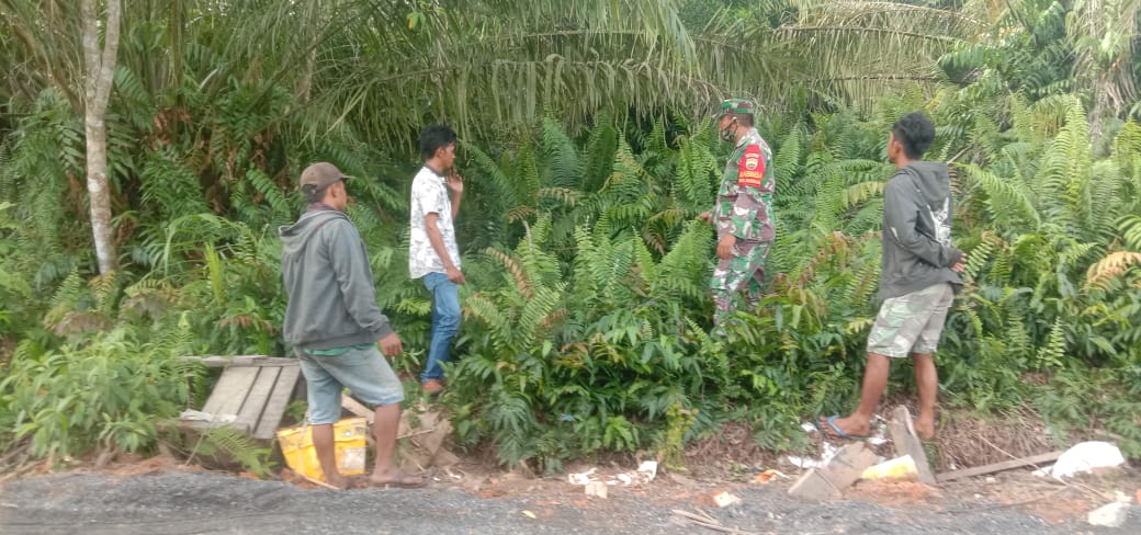 Babinsa Mundam Ingatkan Bahaya Karhutla